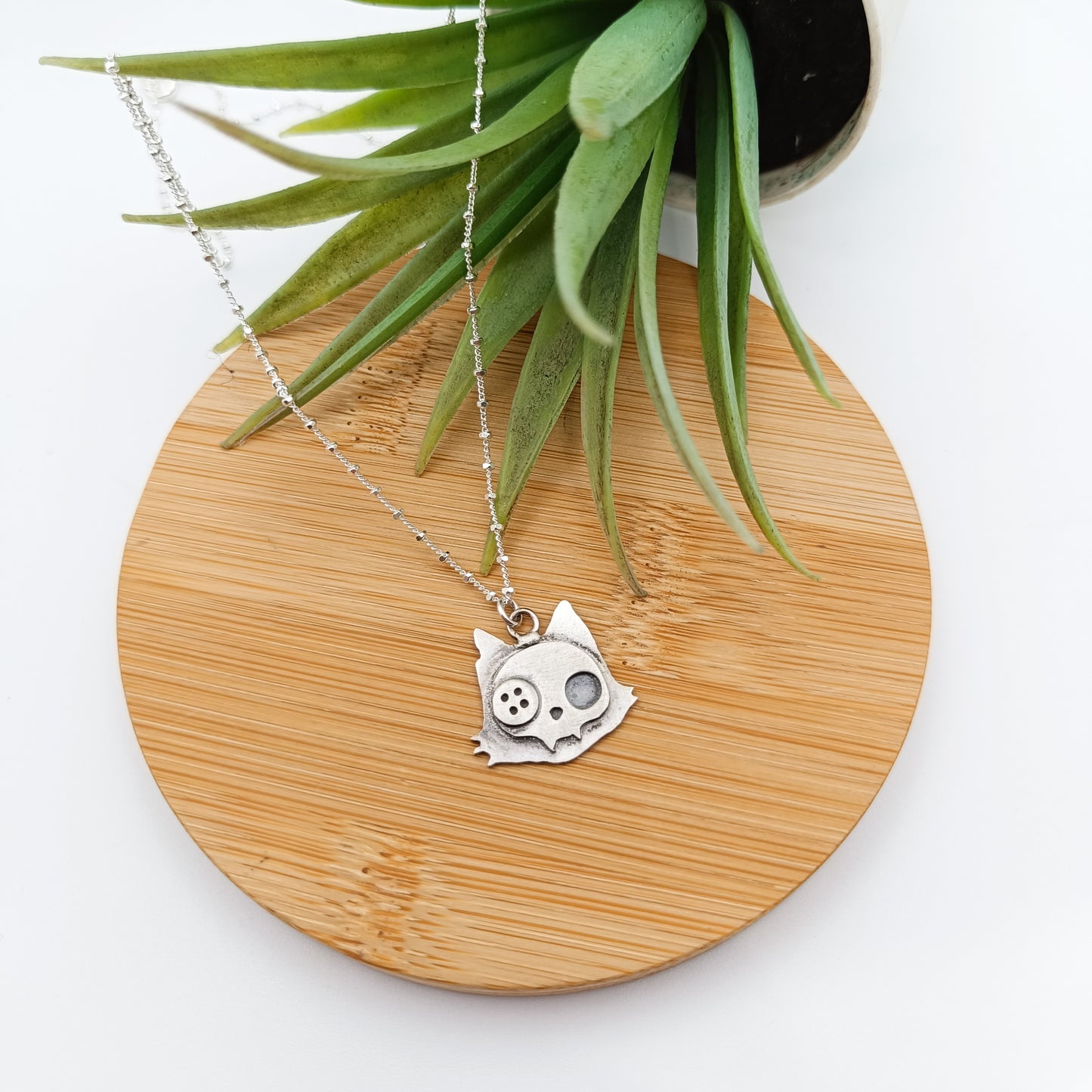 Colgante Calavera Gato Botón - Plata de ley - Mundos Góticos
