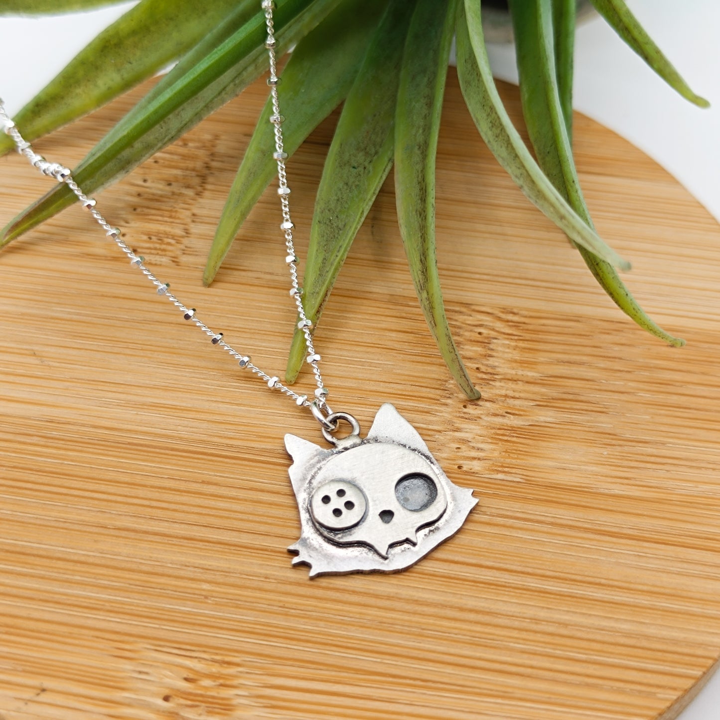 Colgante Calavera Gato Botón - Plata de ley - Mundos Góticos