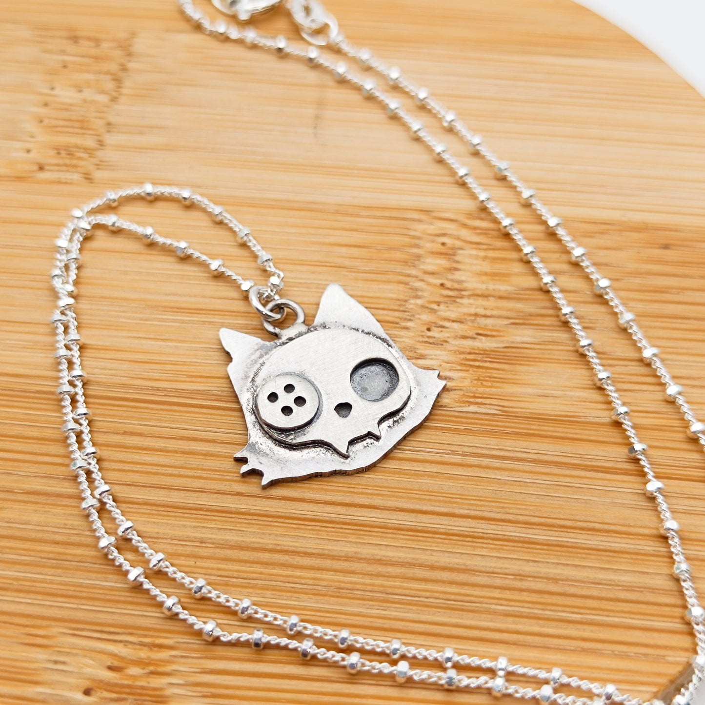 Colgante Calavera Gato Botón - Plata de ley - Mundos Góticos