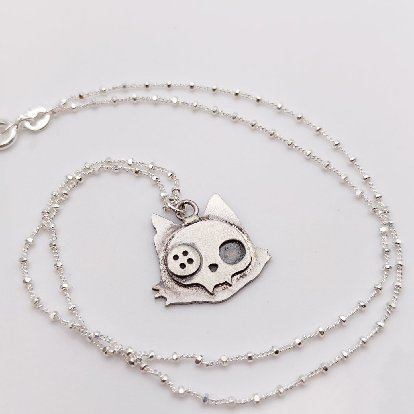 Colgante Calavera Gato Botón - Plata de ley - Mundos Góticos