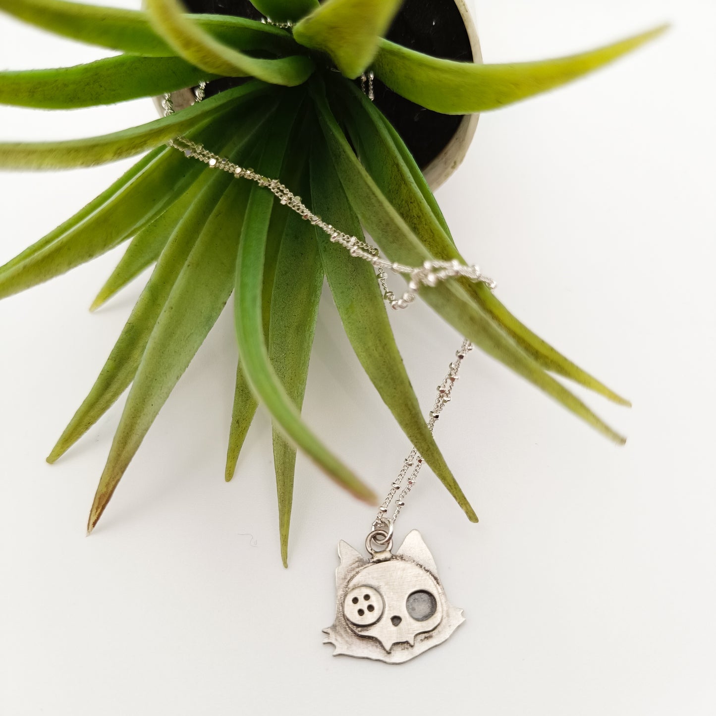 Colgante Calavera Gato Botón - Plata de ley - Mundos Góticos