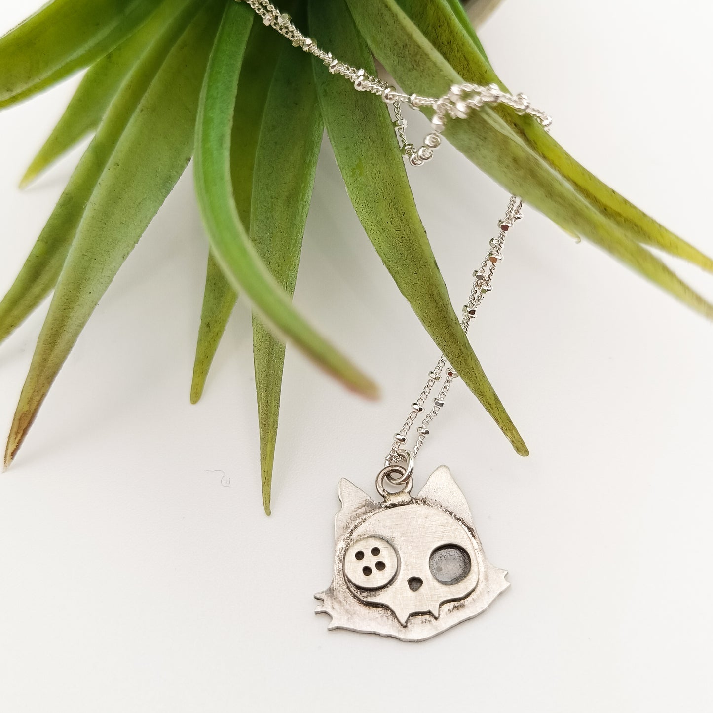 Colgante Calavera Gato Botón - Plata de ley - Mundos Góticos