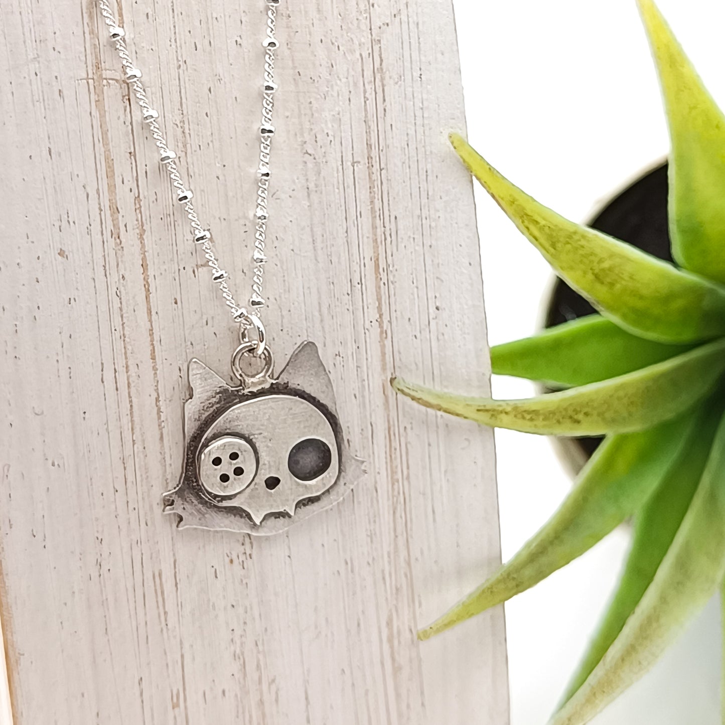 Colgante Calavera Gato Botón - Plata de ley - Mundos Góticos