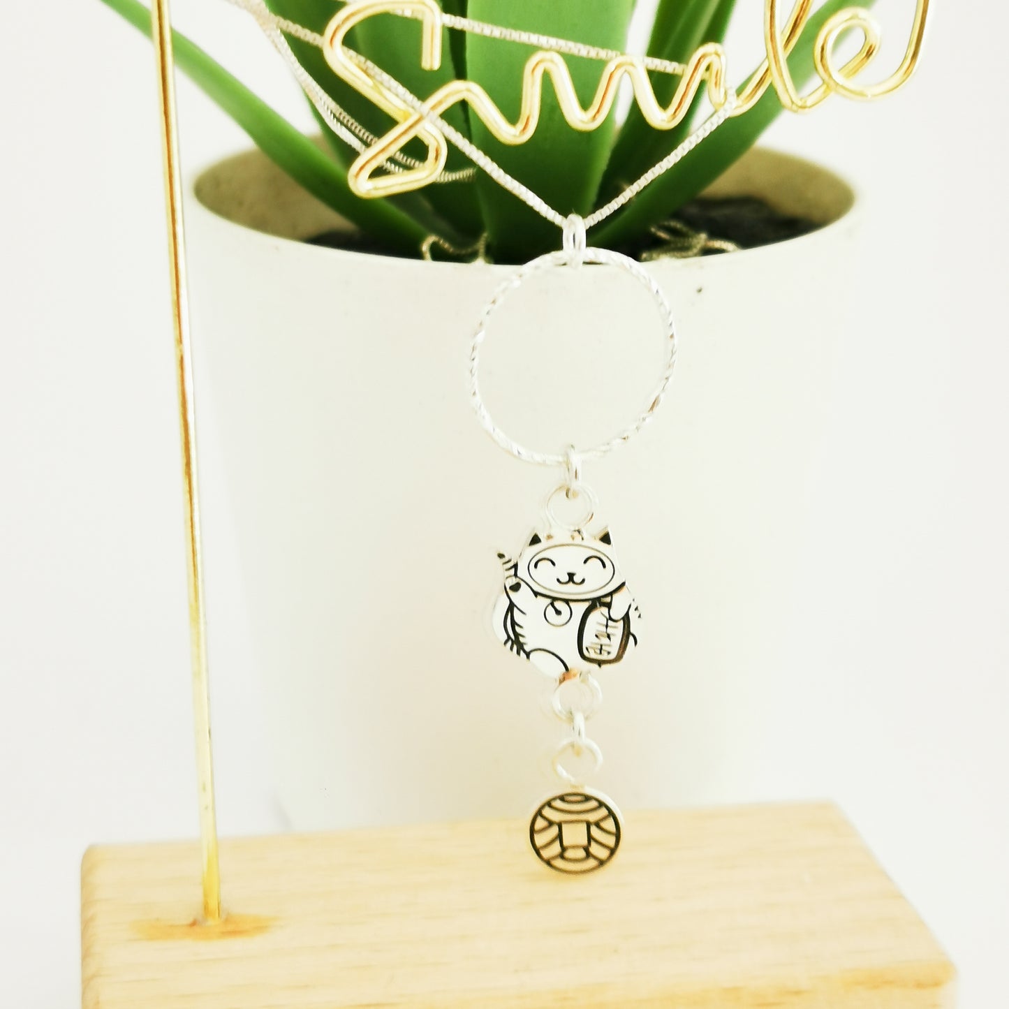Colgante Japonés Maneki Neko Talismán Plata de Ley