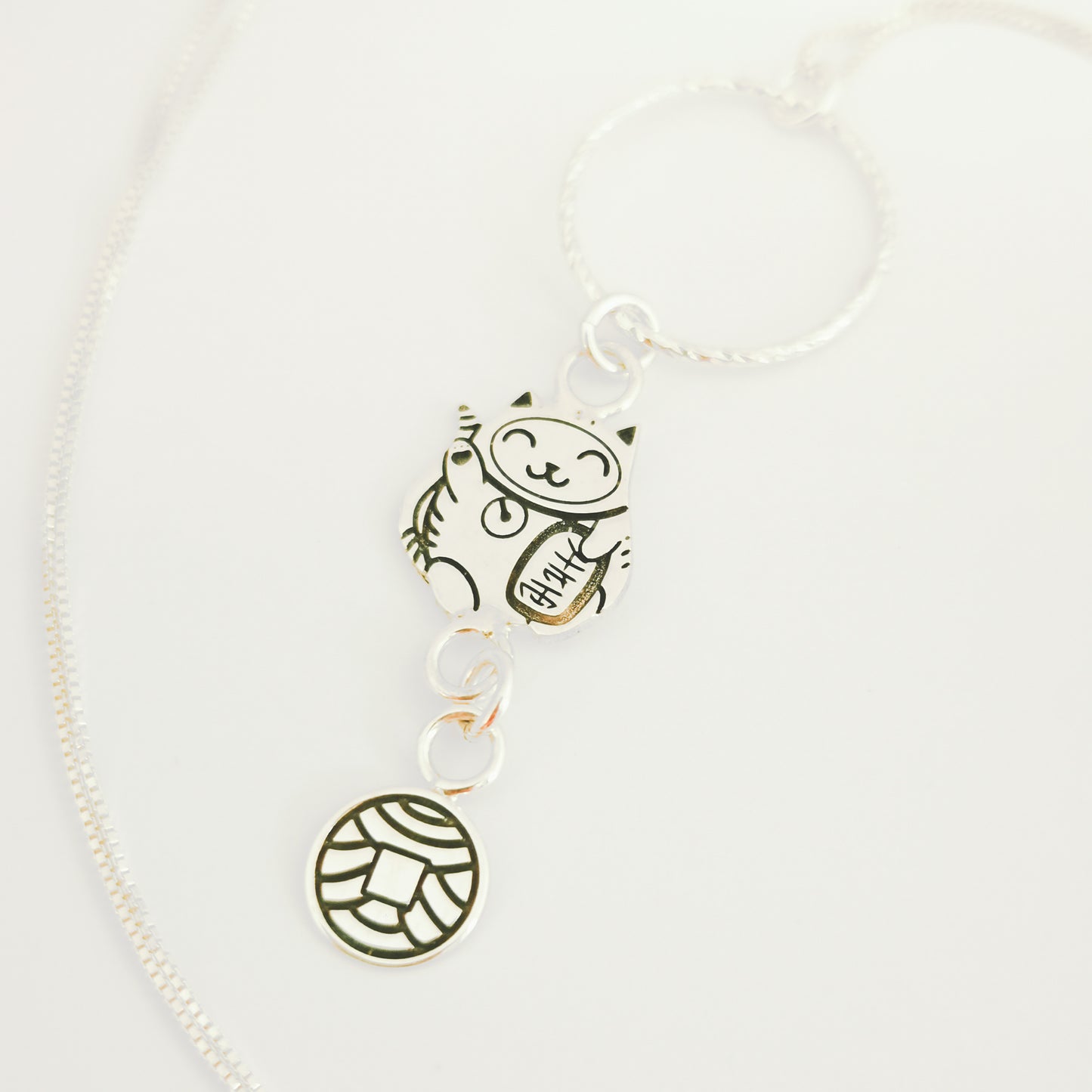 Colgante Japonés Maneki Neko Talismán Plata de Ley