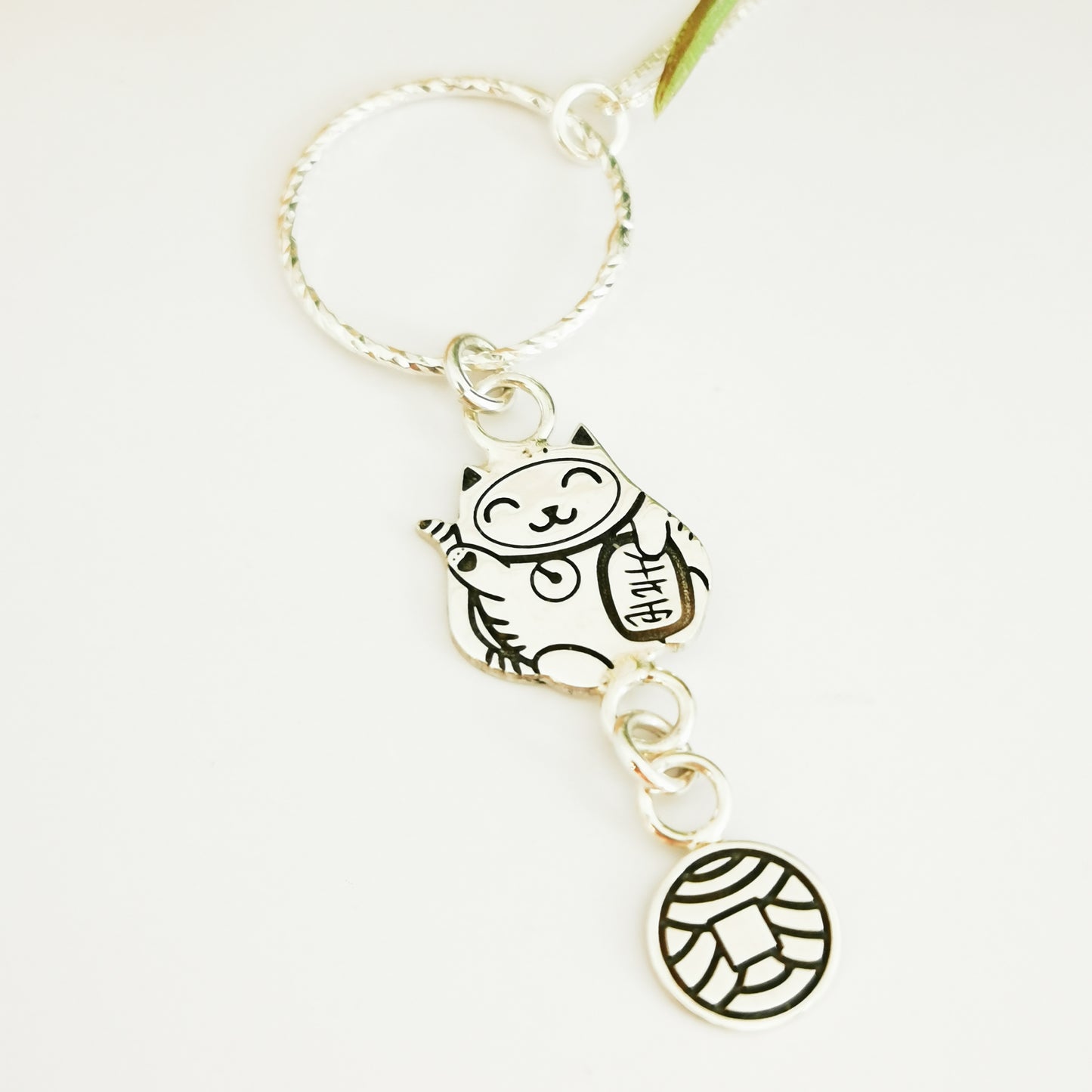 Colgante Japonés Maneki Neko Talismán Plata de Ley
